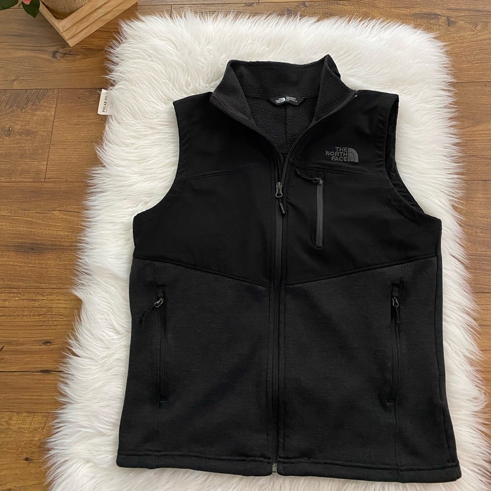 Men’s North Face half jacket fleece.